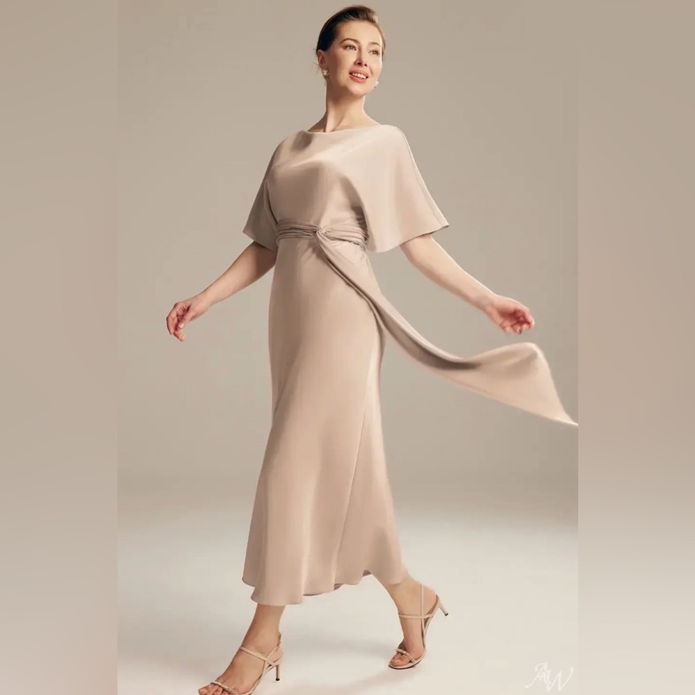 Elegant AW BRIDAL ROMULA DRESS
Satin Charmeuse Champagne Sz 12